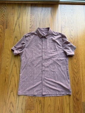 Vuori Men's Short-Sleeve Button-Down Shirt in Dusty Mauve